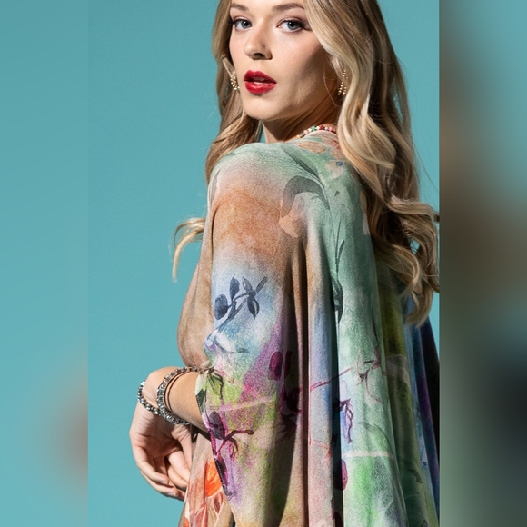 Beautiful Floral Print Kimono - Watercolor Effect Background - Soft & Silky - Picture 6 of 8